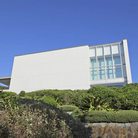 【葉山】旧皇族別邸跡に佇む海辺の名建築。葉山さんと巡る「神奈川県立近代美術館」